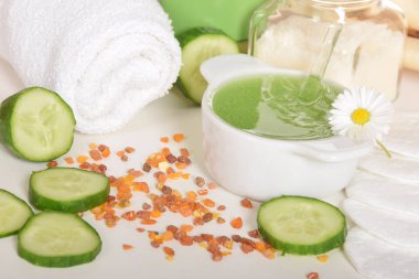 Yüz maskesi taze salatalık