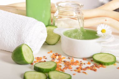 Yüz maskesi taze salatalık