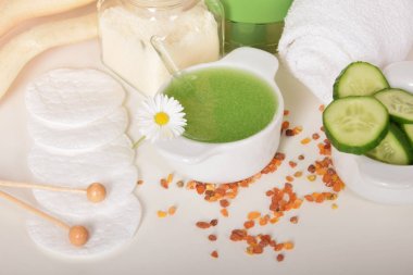 Yüz maskesi taze salatalık