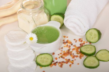 Yüz maskesi taze salatalık