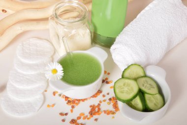 Yüz maskesi taze salatalık