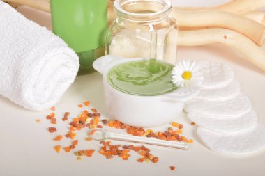 Yüz maskesi taze salatalık