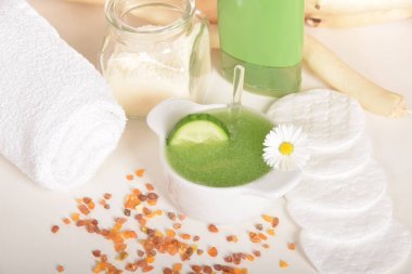 Yüz maskesi taze salatalık