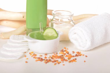 Yüz maskesi taze salatalık