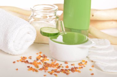 Yüz maskesi taze salatalık