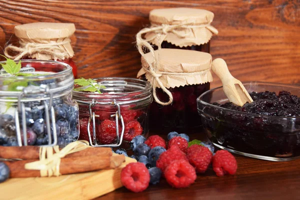 Arándanos y frambuesas en frascos para el té de invierno — Foto de Stock