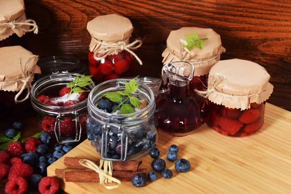 Liquore di frutti di bosco e liquore al lampone fatto in casa utilizzando la vecchia r — Foto Stock