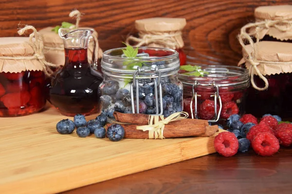 Berry likér a malinový likér ze strany doma pomocí staré r — Stock fotografie