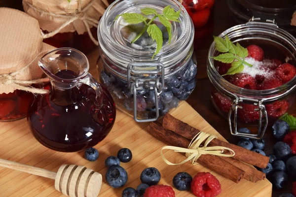 Berry likeur en frambozen likeur gemaakt door thuis met behulp van de oude r — Stockfoto