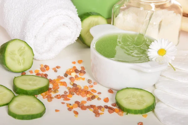 Yüz maskesi taze salatalık