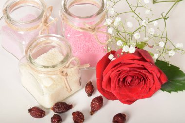 Gül tuz banyosu için