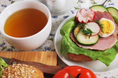 Jambon, yumurta ve turp büyükanne tarafından yapılan sandviç