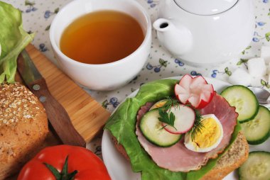 Jambon, yumurta ve turp büyükanne tarafından yapılan sandviç