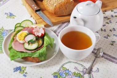 Jambon, yumurta ve turp büyükanne tarafından yapılan sandviç