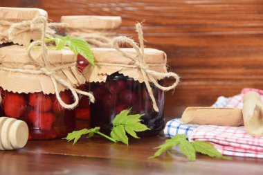 Tatlı yaban mersini ve ahududu kavanoz kış için