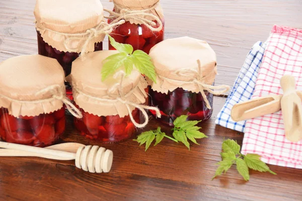 Tatlı yaban mersini ve ahududu kavanoz kış için