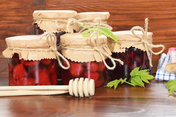 Tatlı yaban mersini ve ahududu kavanoz kış için