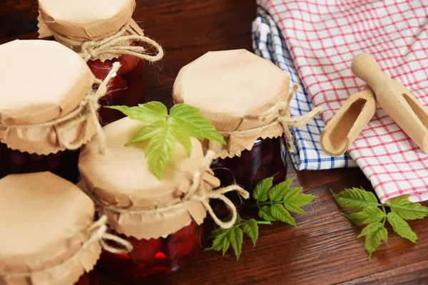 Tatlı yaban mersini ve ahududu kavanoz kış için