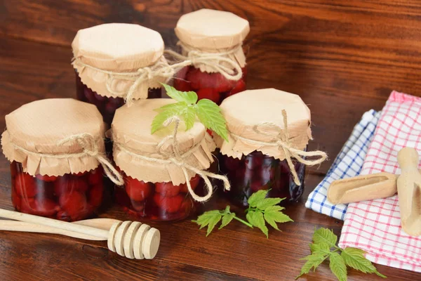 Tatlı yaban mersini ve ahududu kavanoz kış için