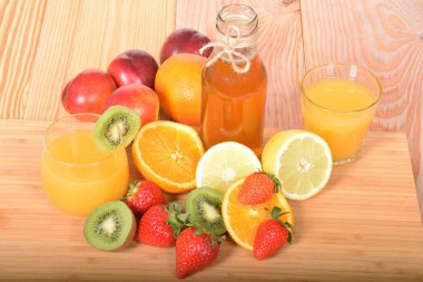 Portakal suyu bir bardak ve şişe içinde elma