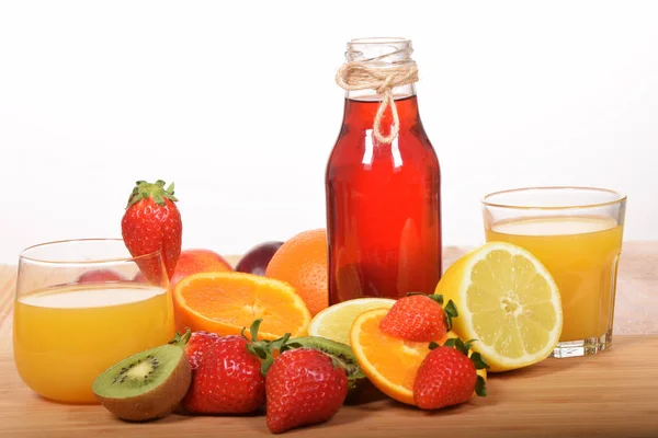 Orangensaft im Glas und Erdbeere in der Flasche — Stockfoto