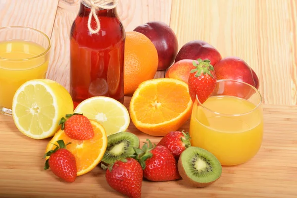 Jus d'orange dans un verre et fraise dans une bouteille — Photo