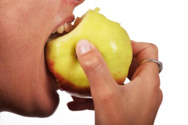 Kadın bir tatlı sulu elma ısırma