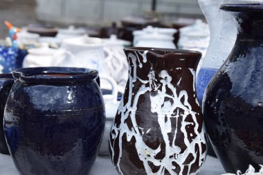 Potter beyaz ve kahverengi tarafından yapılan kil tencere