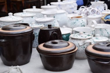 Potter beyaz ve kahverengi tarafından yapılan kil tencere