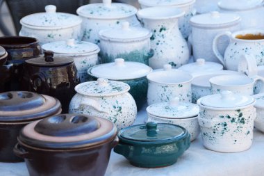 Potter beyaz ve kahverengi tarafından yapılan kil tencere