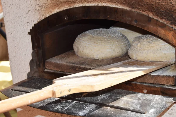 Μια φρατζόλα ψωμί πριν το ψήσιμο — Φωτογραφία Αρχείου