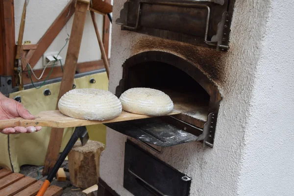 炉に挿入する前に成長したパン — ストック写真