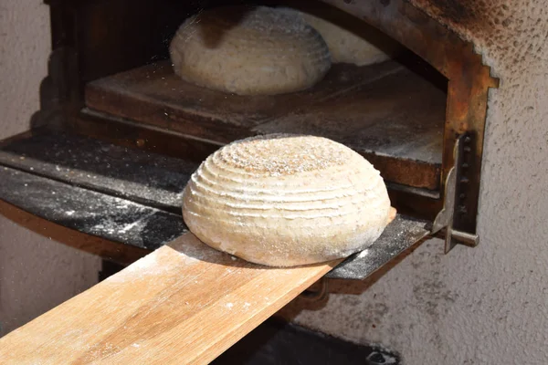 En limpa bröd innan bakning — Stockfoto