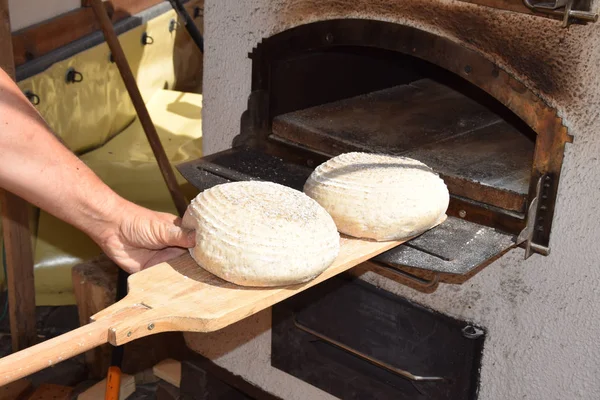 En limpa bröd innan bakning — Stockfoto