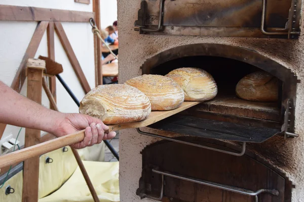 Uma grande pirâmide de pães frescos — Fotografia de Stock