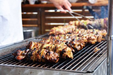 Gerçek yanan fırında şişleri