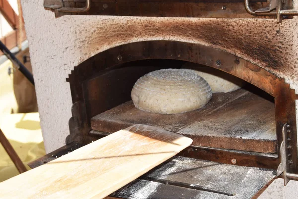 En limpa bröd innan bakning — Stockfoto