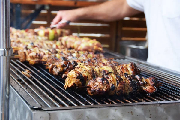 Spieße auf echtem Feuer gebacken — Stockfoto