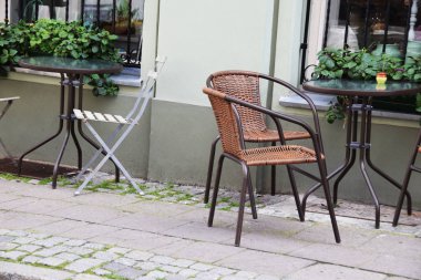 Hasır sandalye ve masa caf önündeki kaldırımda ayarla