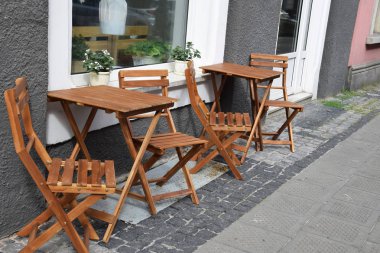 Ahşap sandalye ve masa caf önündeki kaldırımda ayarla