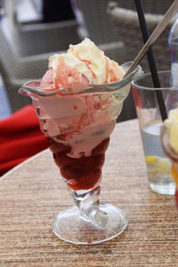 Çilek ve krema bir kafede vanilyalı dondurma