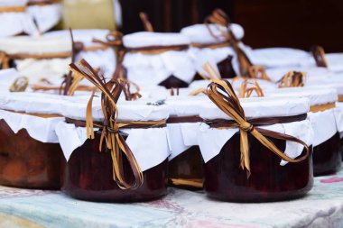 Kış için kavanoz şeker şurubu meyve