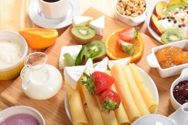 Beyaz ve sarı yeşil biber ile peynir