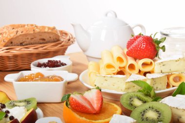 Beyaz ve sarı yeşil biber ile peynir