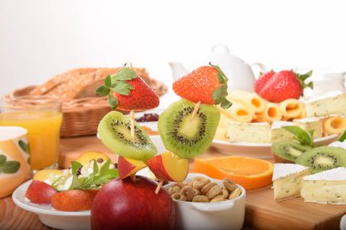 Çocuklar için lezzetli kahvaltı meyve şişleri