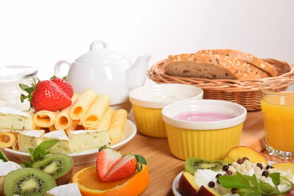 Beyaz ve sarı yeşil biber ile peynir