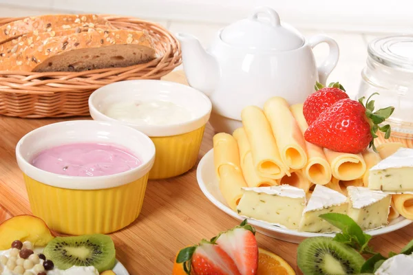 Beyaz ve sarı yeşil biber ile peynir