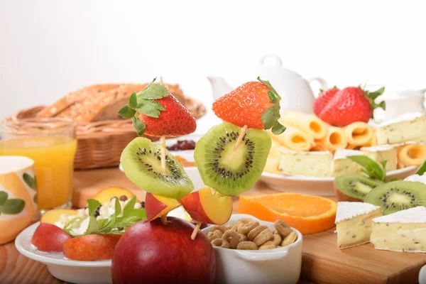 Çocuklar için lezzetli kahvaltı meyve şişleri