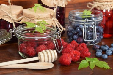 yaban mersini ve ahududu kavanoz kış çayı için