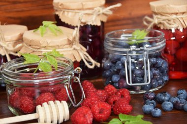 yaban mersini ve ahududu kavanoz kış çayı için